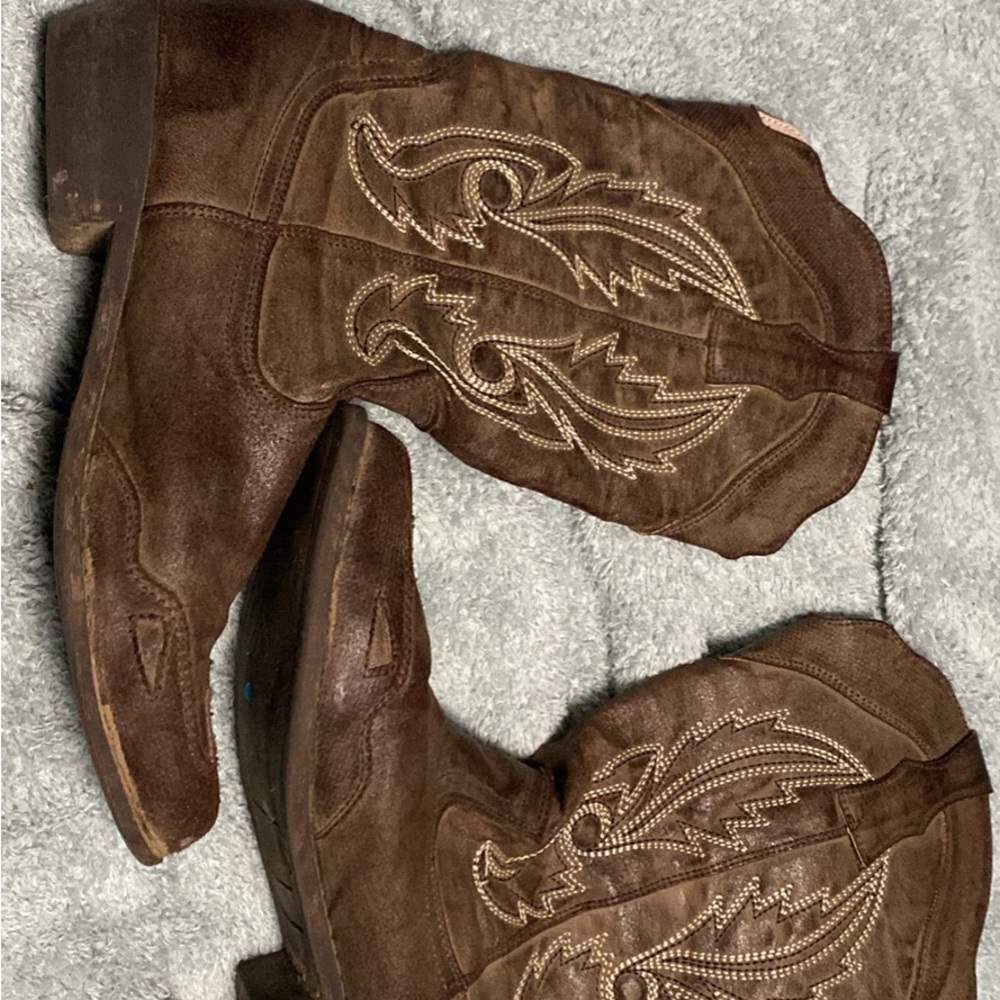 Brown Western Cowboy Boots with Embroidered Design